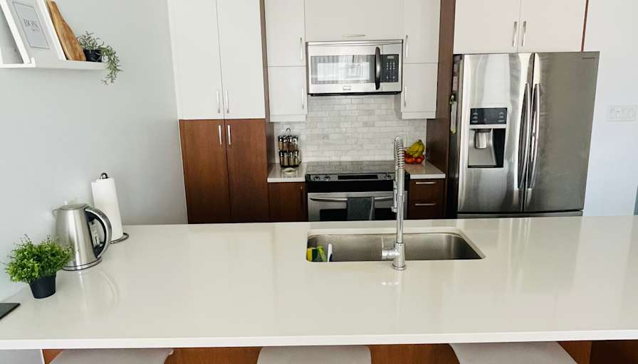 Furnished room with own bathroom in a condo — photo 3