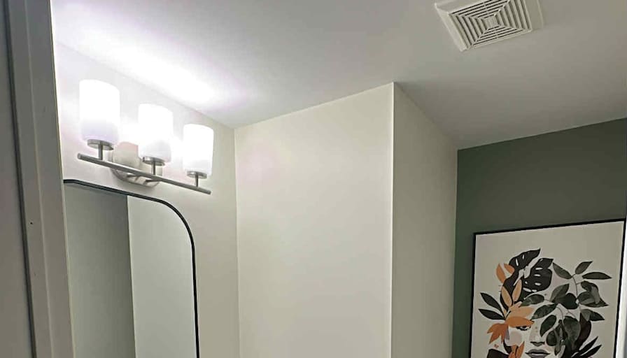 Furnished room with own bathroom in a condo — photo 3