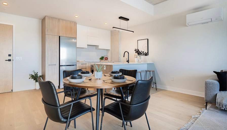 Shared furnished room in a condo — photo 3