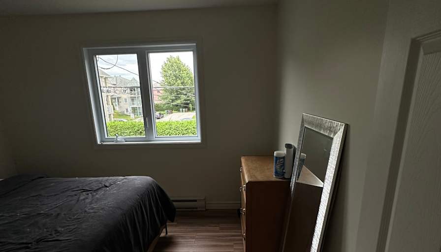 Furnished room with own bathroom in a condo — photo 1