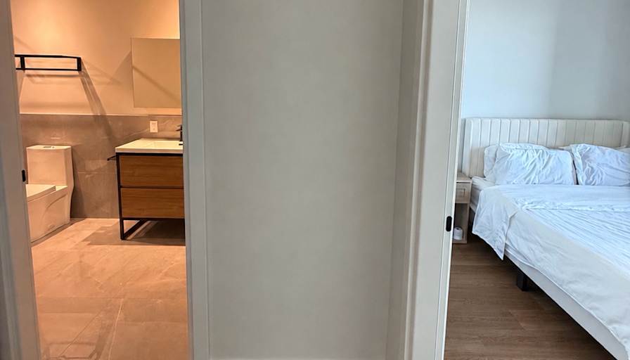 Furnished room with own bathroom in a condo — photo 3