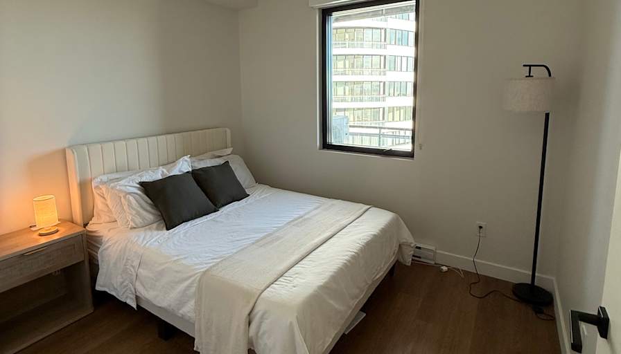Furnished room with own bathroom in a condo — photo 2