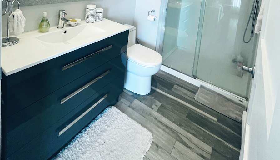 Furnished room with own bathroom in a condo — photo 2