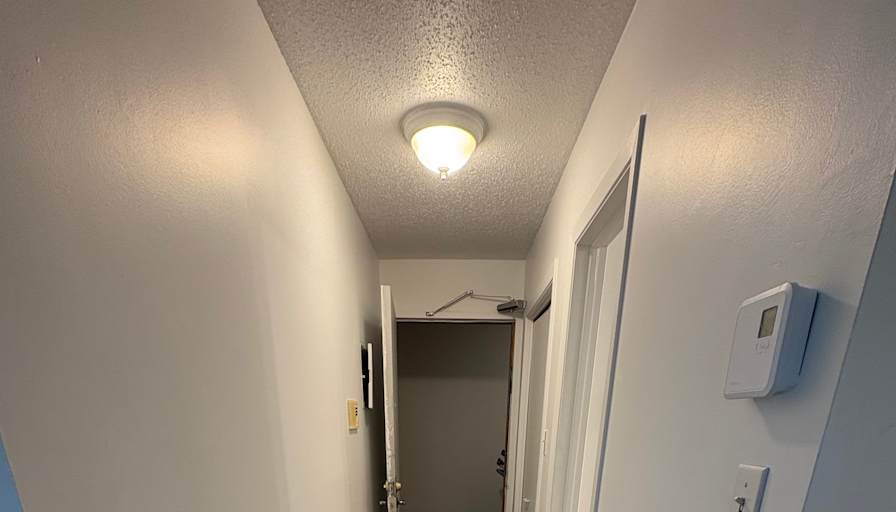 Unfurnished apartment with 1 bedroom and 1 bathroom — photo 1