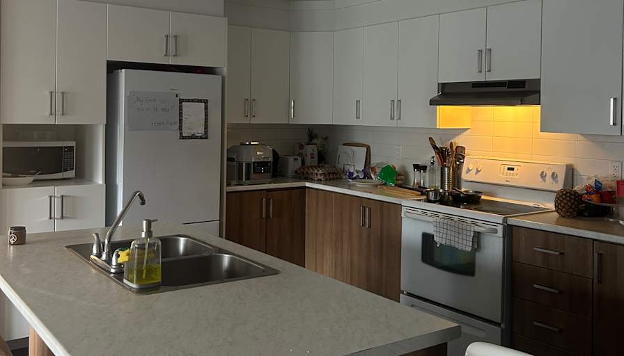 Furnished room in a townhouse — photo 1