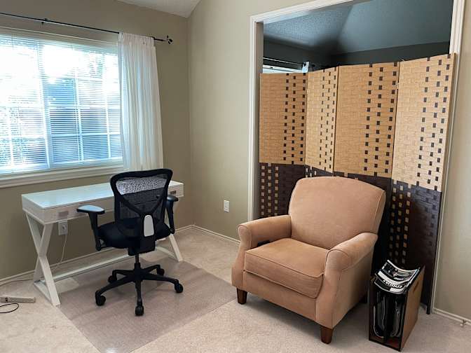 Cozy Suite in Home's room