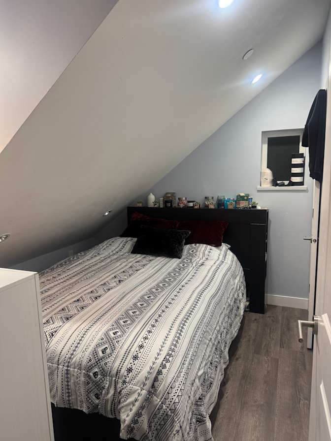 La Monte's room