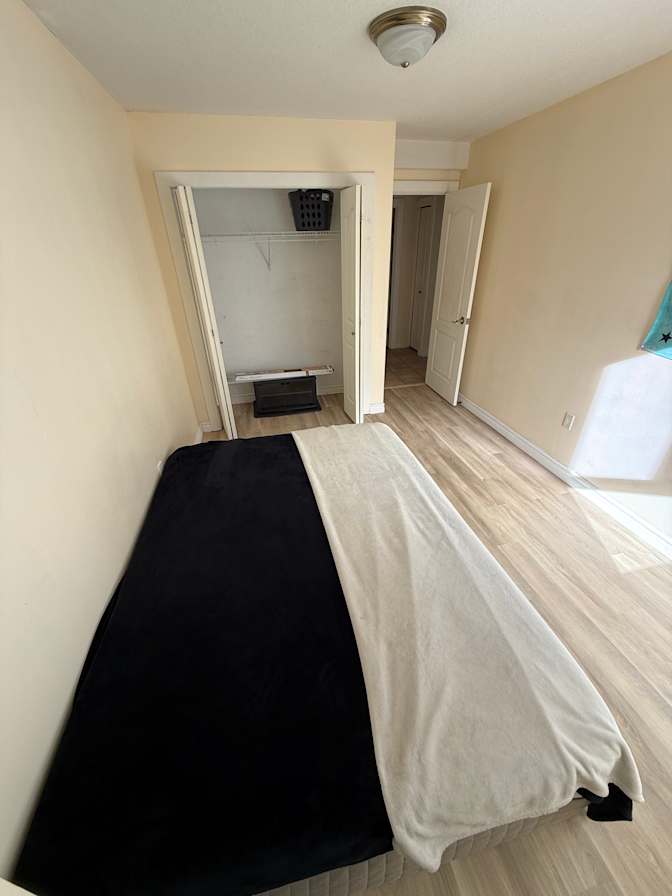 Deval's room