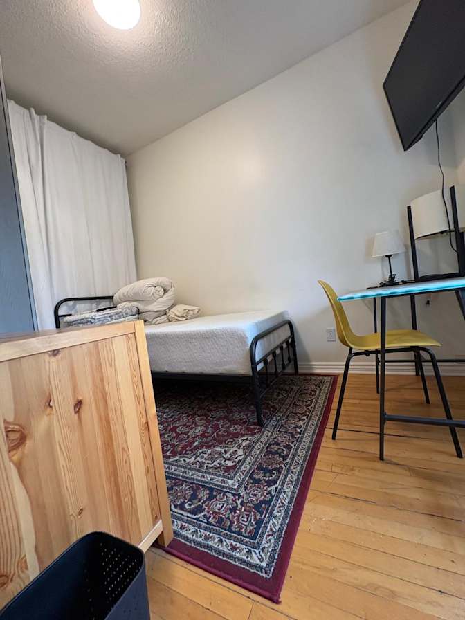 Craig YEG's room