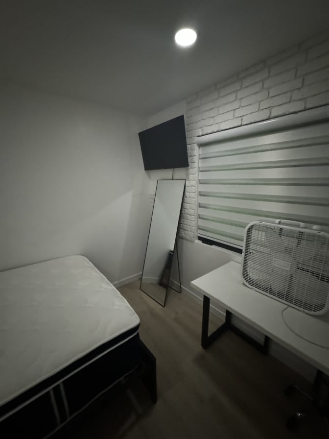 Bronzz's room