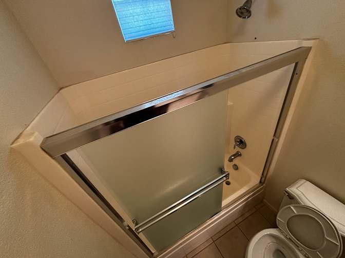 FOLSOM TWO ROOMS PRIVATE BATH's room