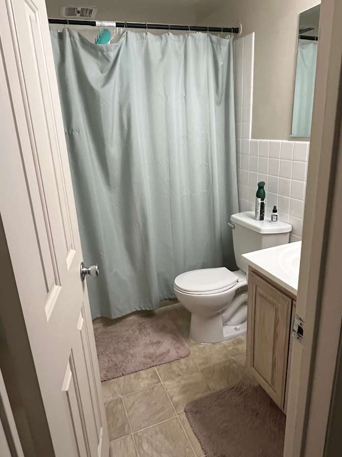Leslie C.'s room