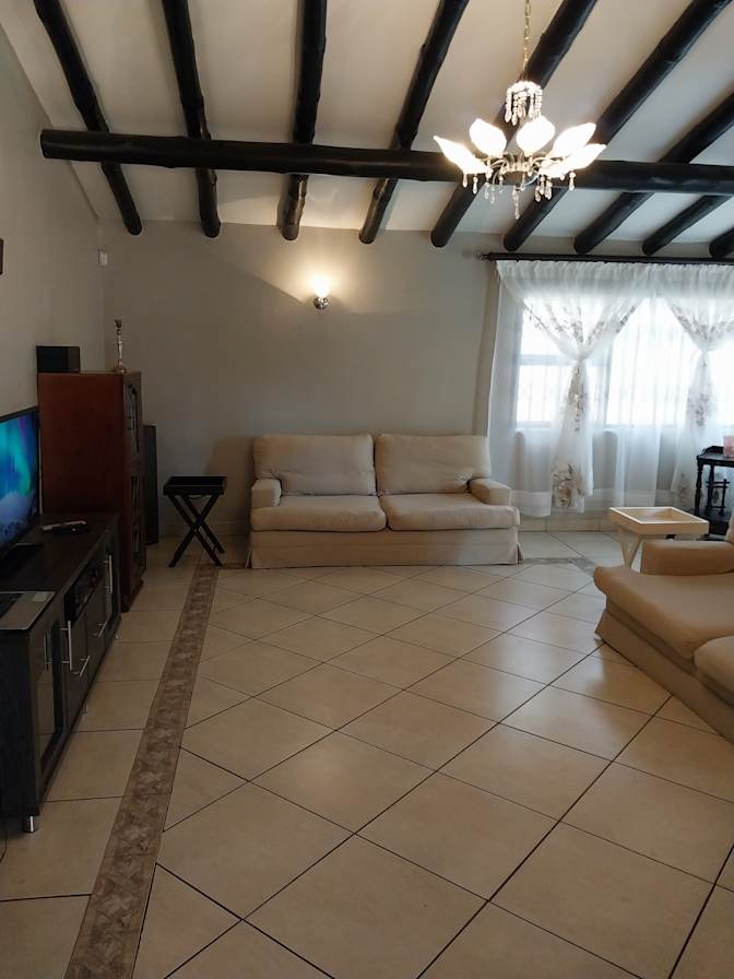 Immediately- Wendywood-Room in house Your home away from home's room