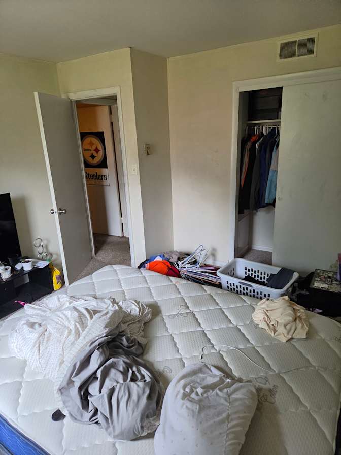 Lee Kinard's room