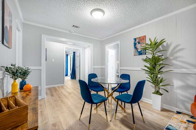 lifedoorrentals's room