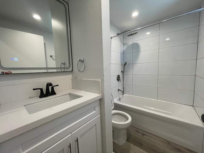 Bright Spacious And Student Friendly's room