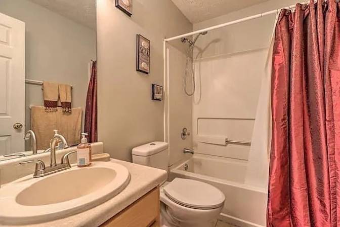 Alcove Rooms's room