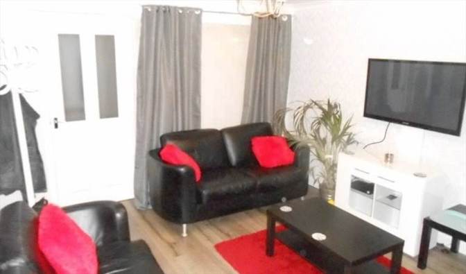 Clydebank Commuter Town to Glasgow's room