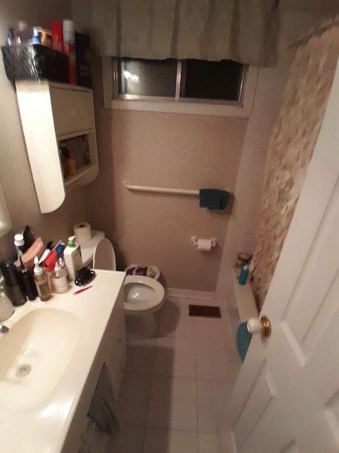 Ayo Kola-Bankole's room