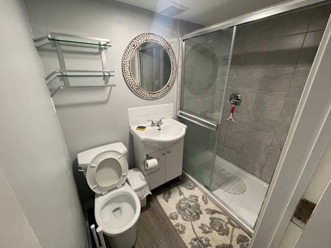 Bwood House's room