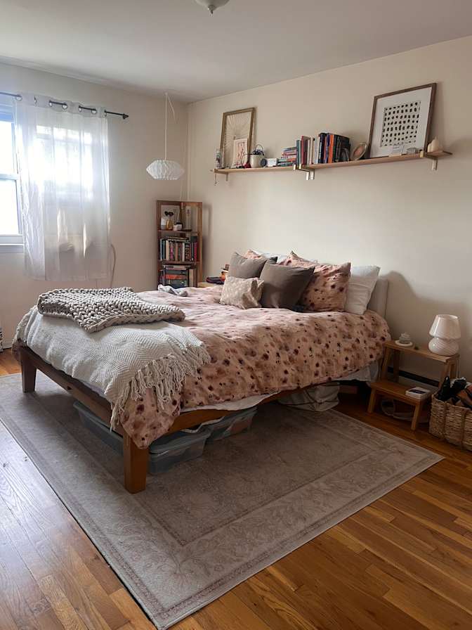 Astoria Charming Apt's room