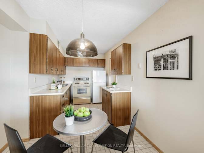 Cozy Spacious Room in Two Bedroom Condo Steps from Humber River's room