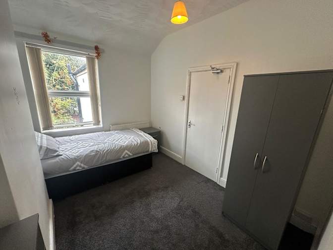 Black Country Homes's room