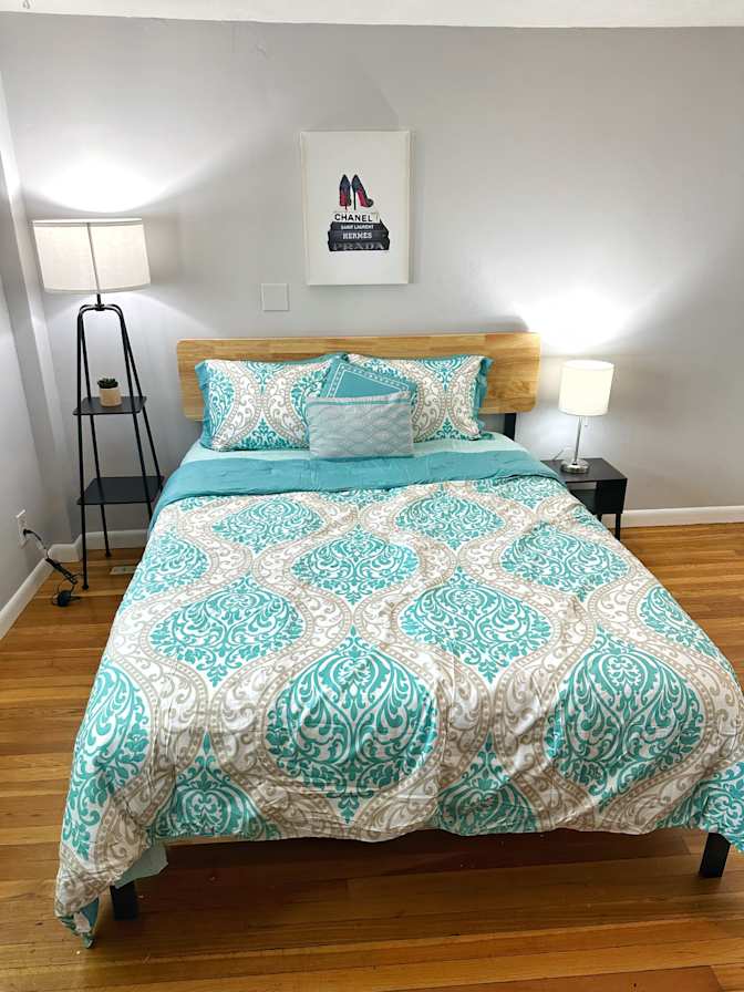 Koms's room