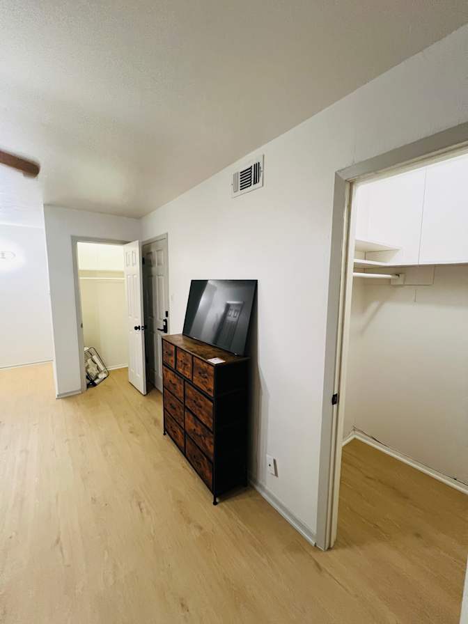 Andres's room