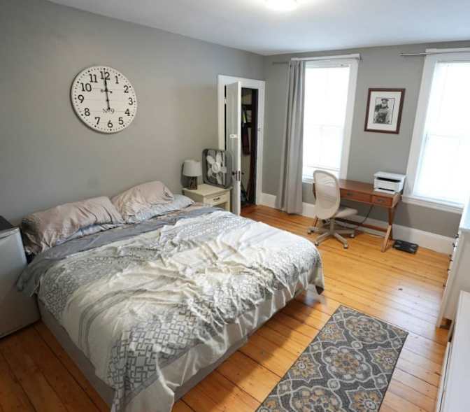 Room available in duplex's room