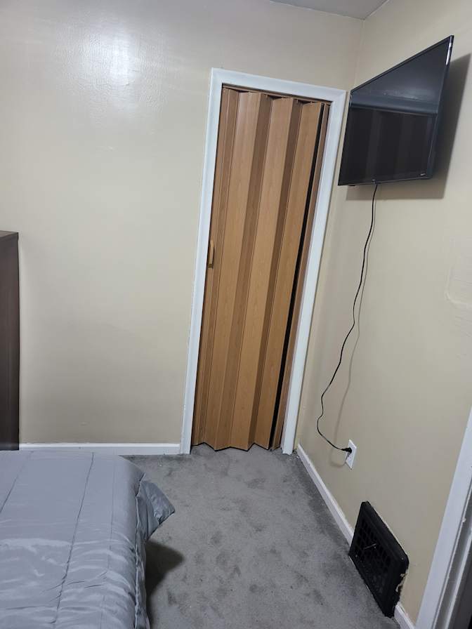 LESLIE's room