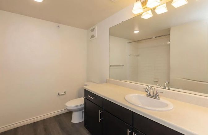 Looking for Roommates's room