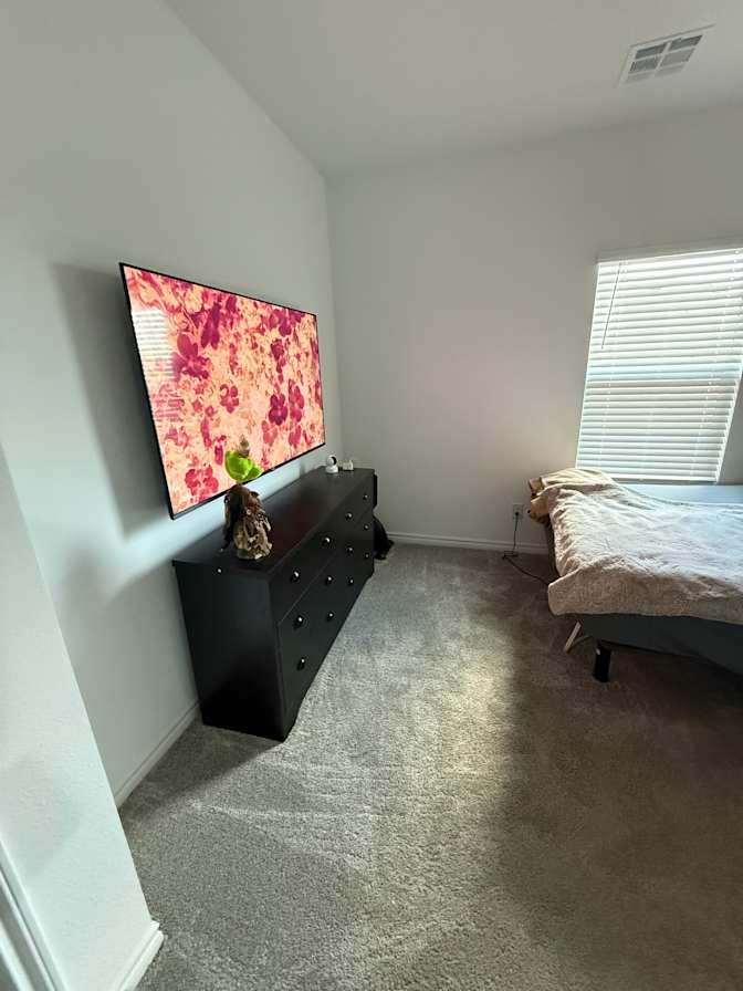 NICOLE's room