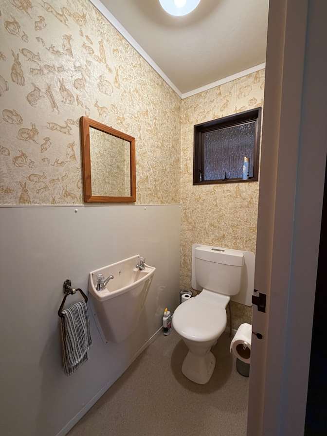 Thuluksiga Shanthinathan's room