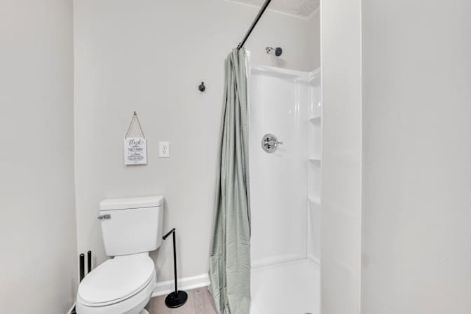 lifedoorrentals's room