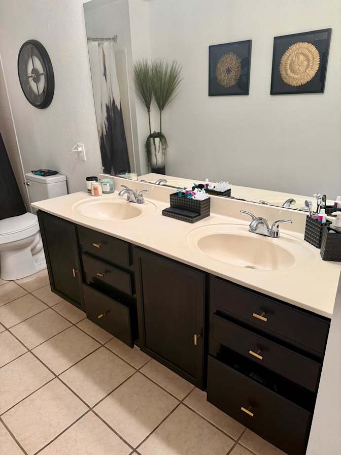 Bedroom-Private Bathroom - available UTSA-LA CANTERA area's room