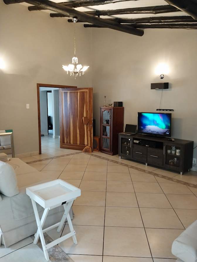 Immediately- Wendywood-Room in house Your home away from home's room