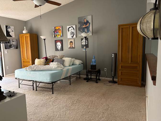 De's room