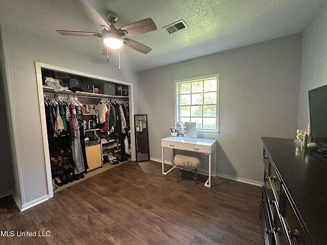 Kristalyn Ellis's room