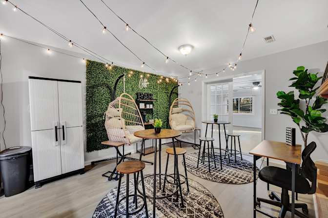 lifedoorrentals's room