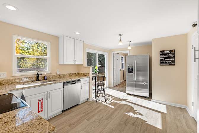 lifedoorrentals's room