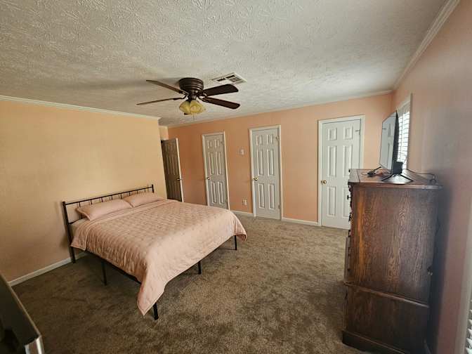 Carlos's room