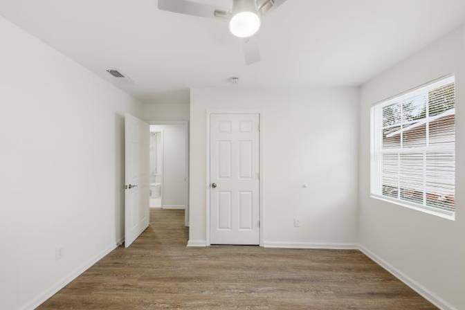 Alcove Rooms's room