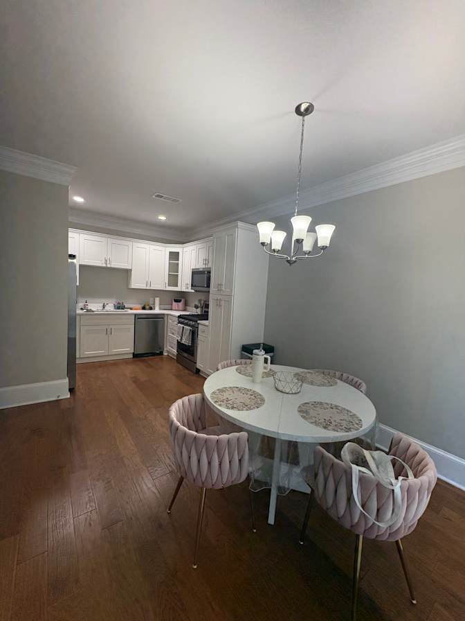 mercedes's room