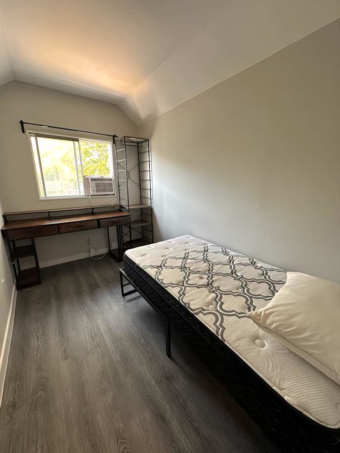 C Y's room