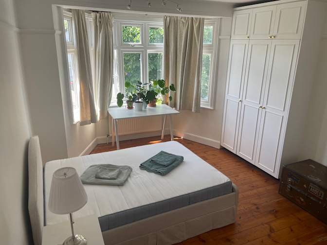 simon smith's room