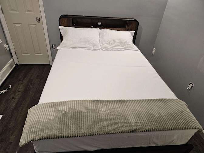 Alcove Rooms's room