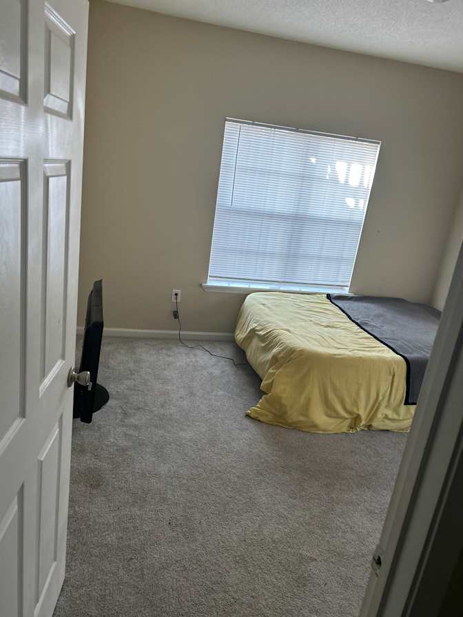 AVAILABLE NOW's room
