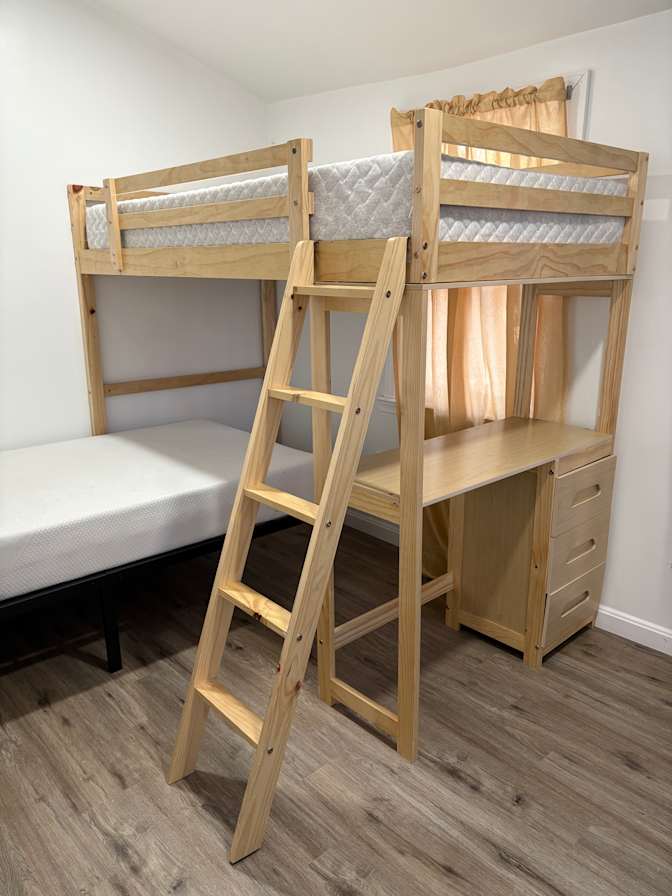 Vivi Fikriyani's room
