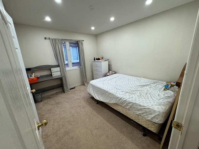 HELEN MANOJI's room